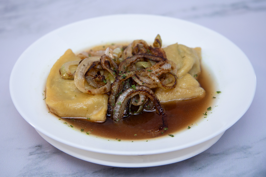 Especialidades de Heidi's MAULTASCHEN Ravioles alemanes rellenos con picadillo de carne y espinacas en un caldo de res con aros de cebolla dorados en mantequilla