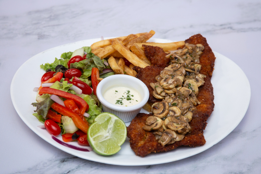 Especialidades de Heidi's JÄGER SCHNITZEL Filete de ternera empanizado con salsa de champiñones al vino blanco con papas a la francesa y guarnición de vegetales del día