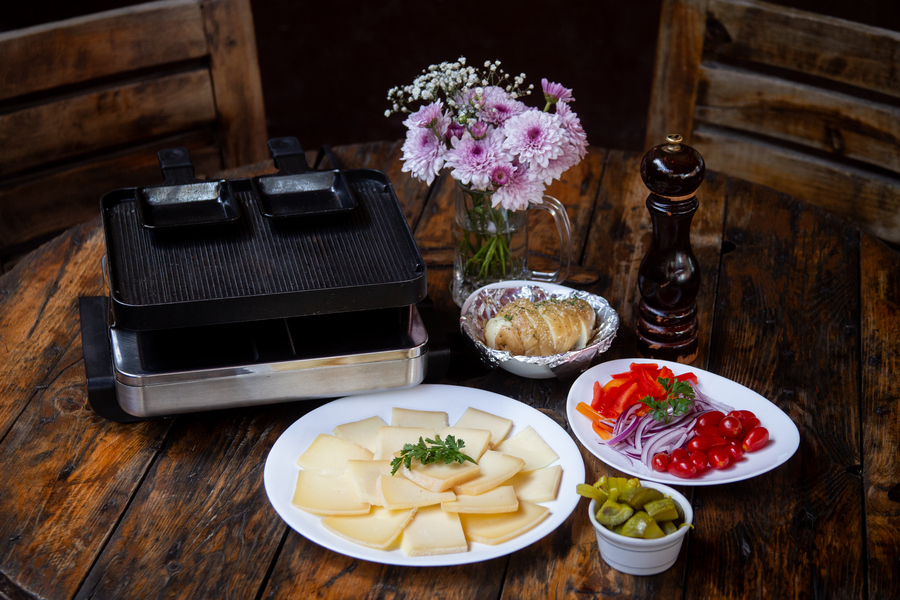 De los Alpes con Queso de Heidi´s RACLETTE Para disfrutar del delicioso queso raclette derretido, preparado de forma individual por cada comensal en su cazuelita con diferentes verduras en julianas. Se sirve con papas cocidas y calabazas al curry.