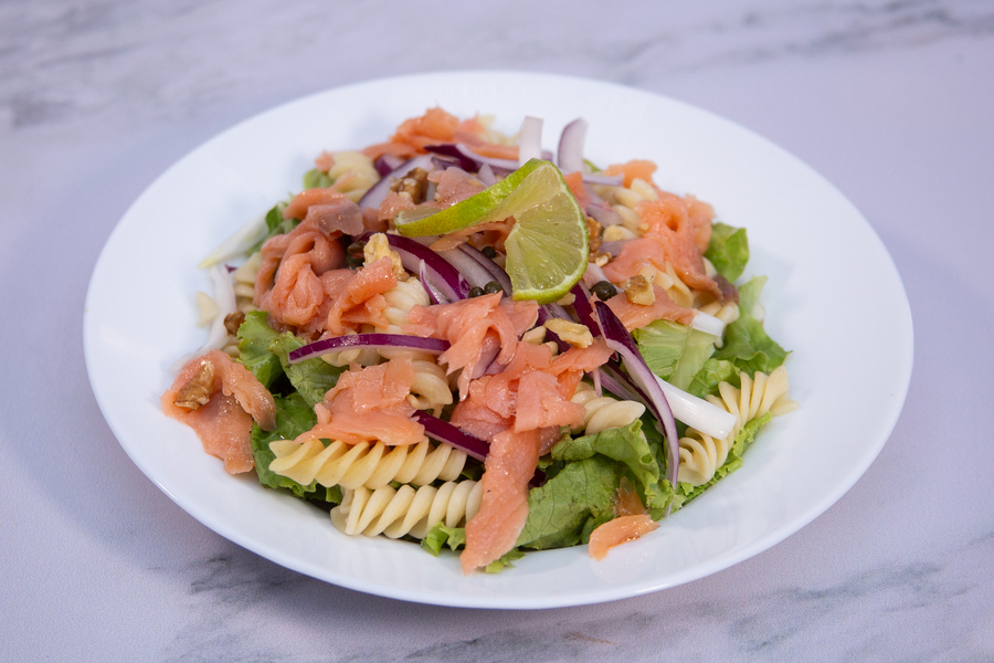 Ensalada SALMÓN de Heidi's Con salmón ahumado, pasta, mezcla de lechugas y nuestro aderezo de la casa