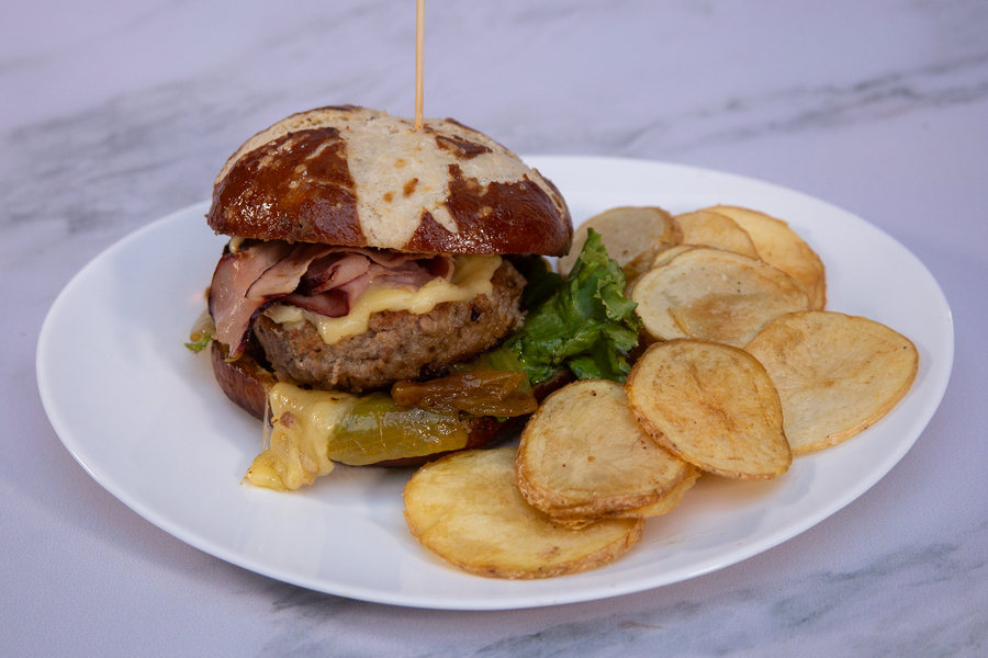 OKTOBERFEST BURGER Pan pretzel de la casa, carne (180g), jamón selva negra, cebolla al curry, queso raclette y papas Heidi’s ¡La reina de las hamburguesas, tienes que probarla! Especialidades de Heidi's Experiencia alemana