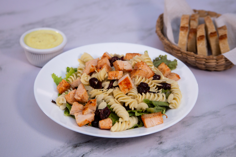 Ensalada de Heidi's PASTA Y POLLO AL CURRY Pasta con pechuga de pollo a la plancha, lechugas y vinagreta al curry